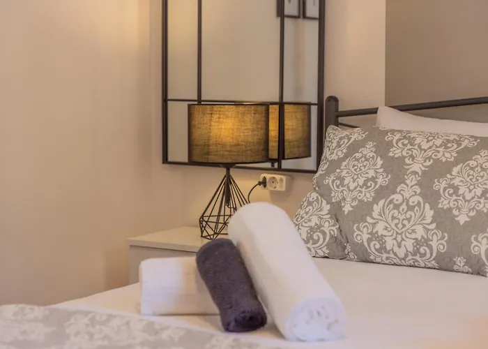 The Neo-classic Loft Case de vacanță