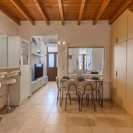 Nyaraló The Neo-classic Loft